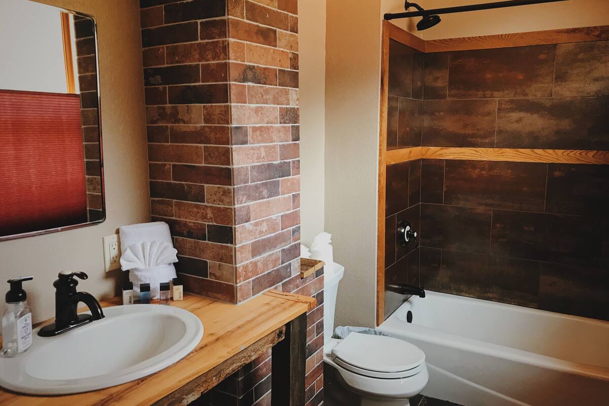 room #3, the silver suite | bathroom | combined shower/bathtub, towels