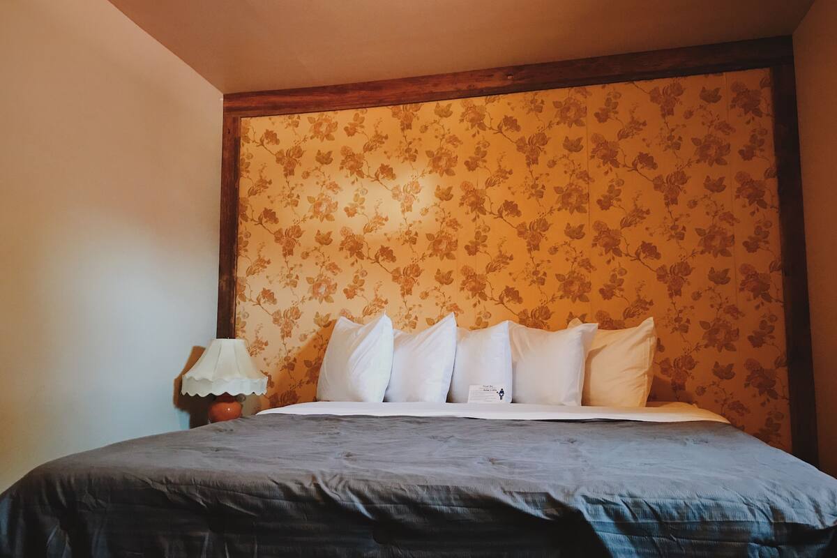 room #12, connecting king & queen | 1 bedroom, free wifi, bed sheets