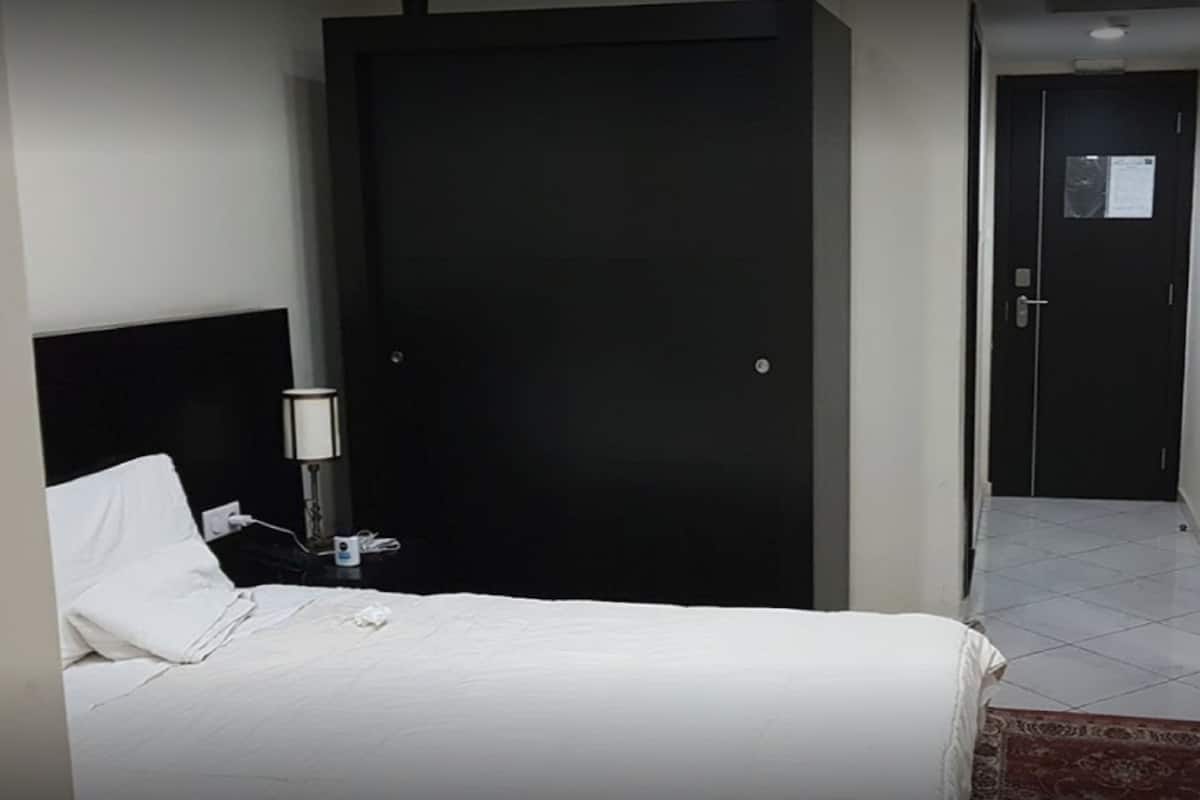 Eenpersoonskamer | Een minibar, een bureau, verduisterende gordijnen, gratis wifi