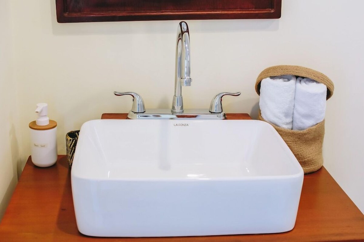 Baño | Regadera, amenidades de baño gratuitas, toallas