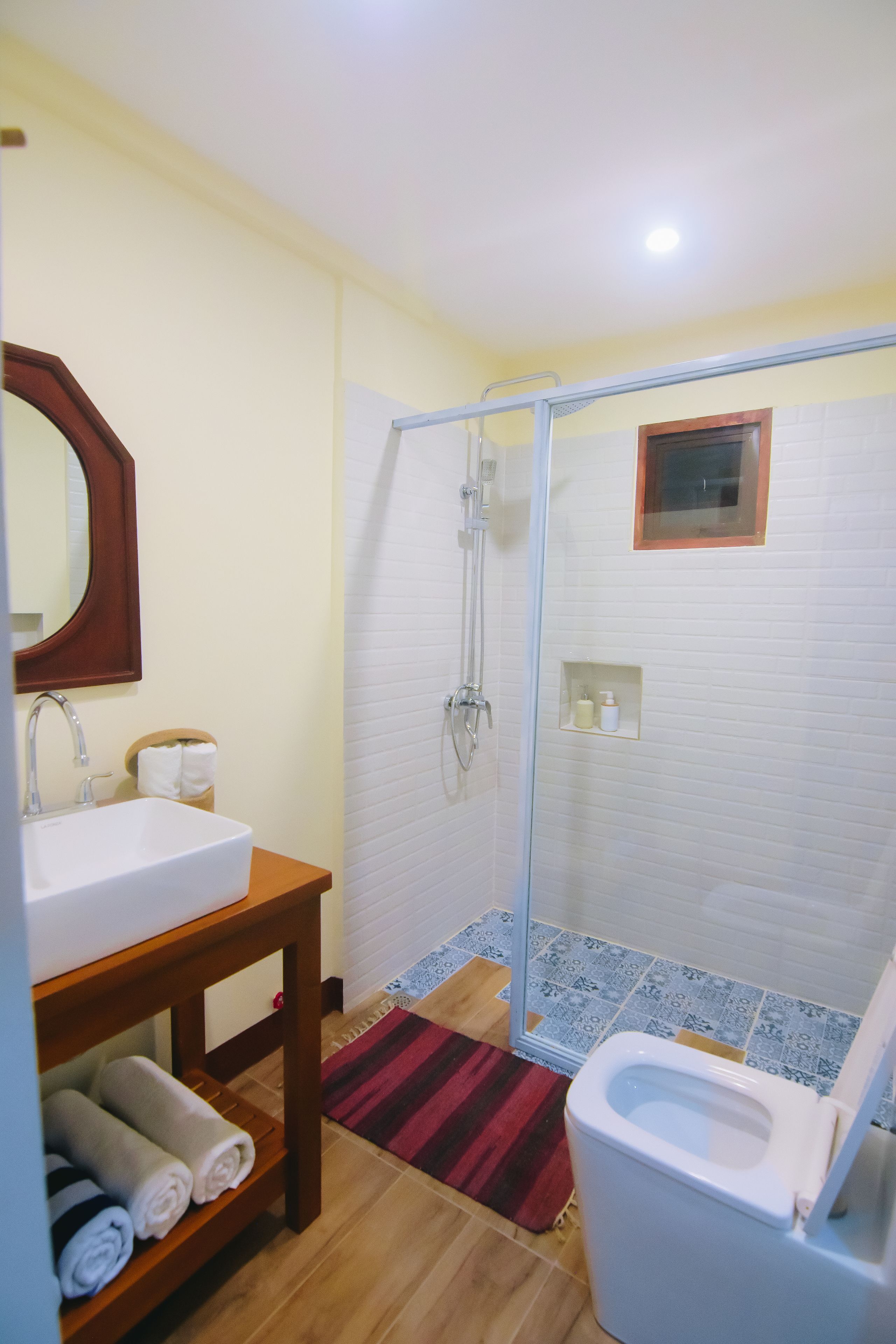 Baño | Ducha, artículos de higiene personal gratuitos y toallas