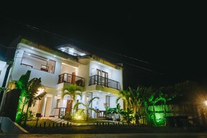Depan hartanah - siang/malam