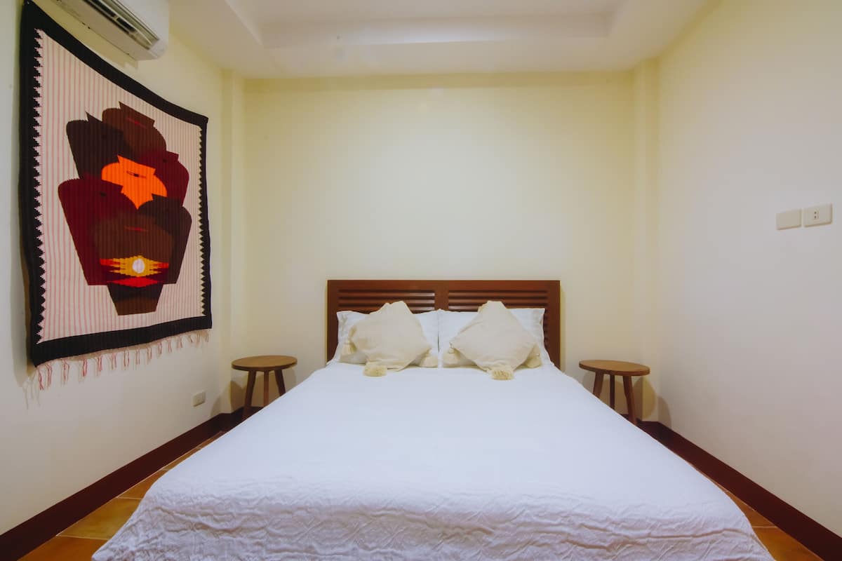 Chambre (Abaka) | Bureau, draps fournis