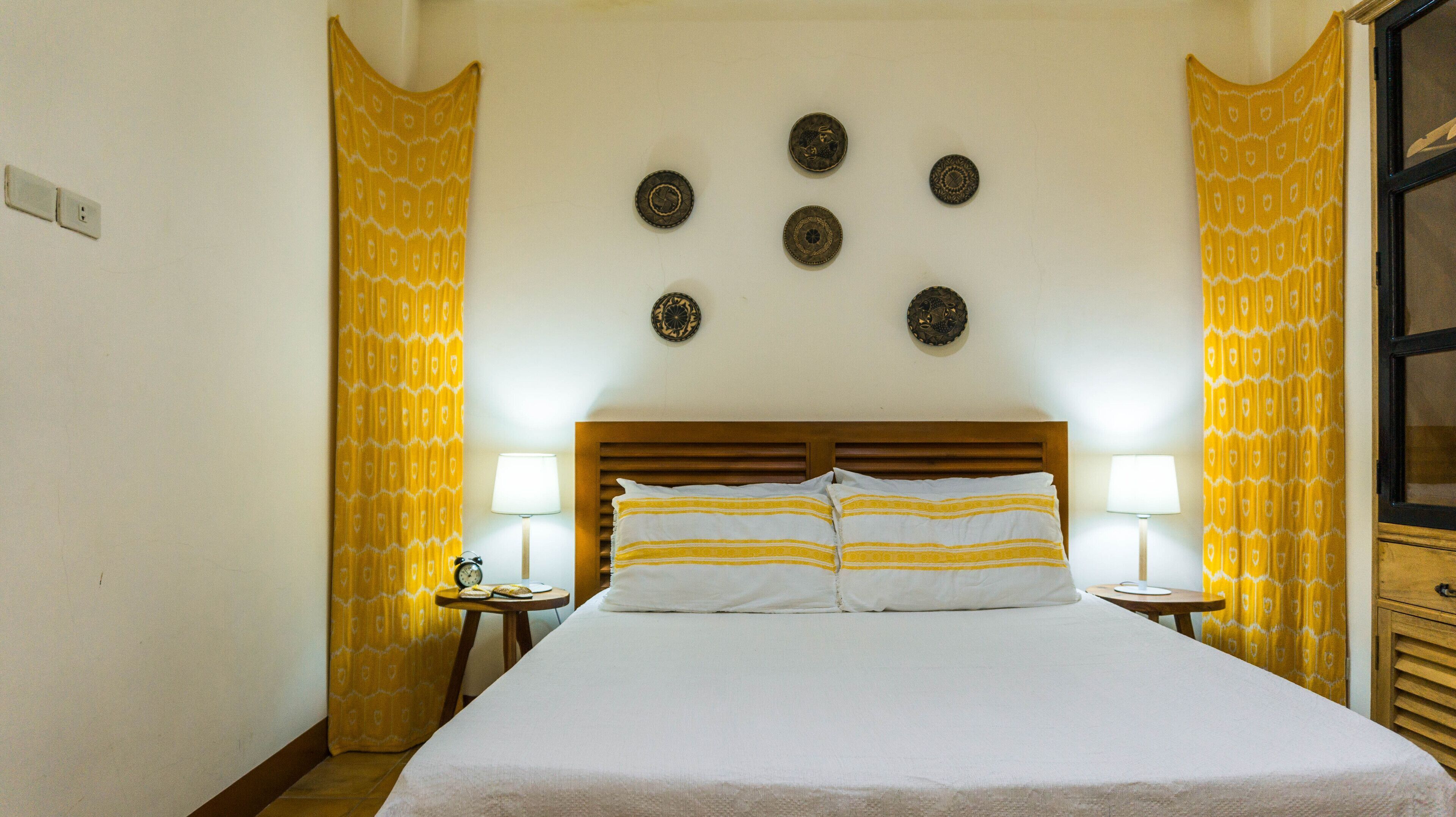 Escritorio y ropa de cama