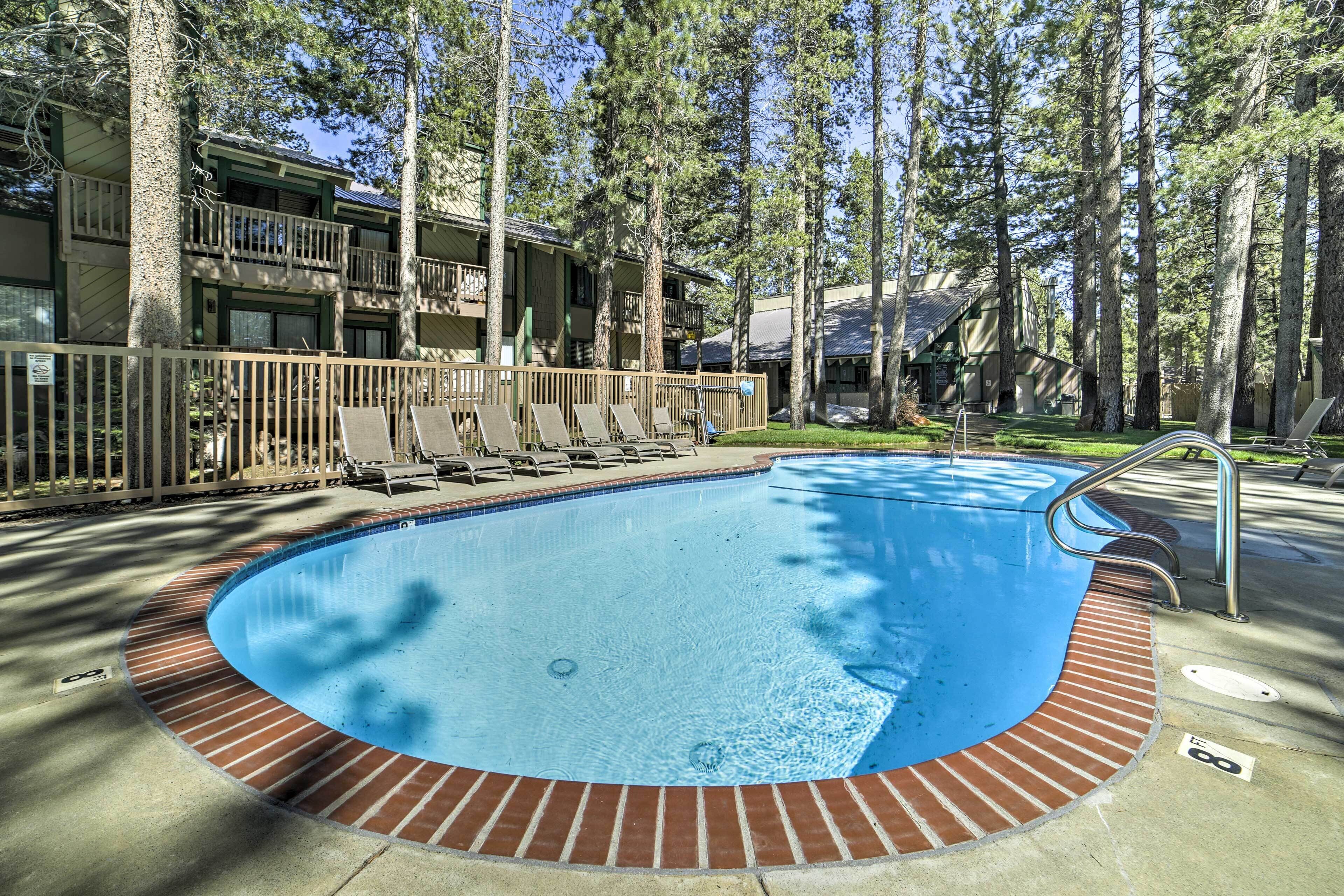 Mammoth Lakes Condo w/ Pool & Spa - Near Shuttle!