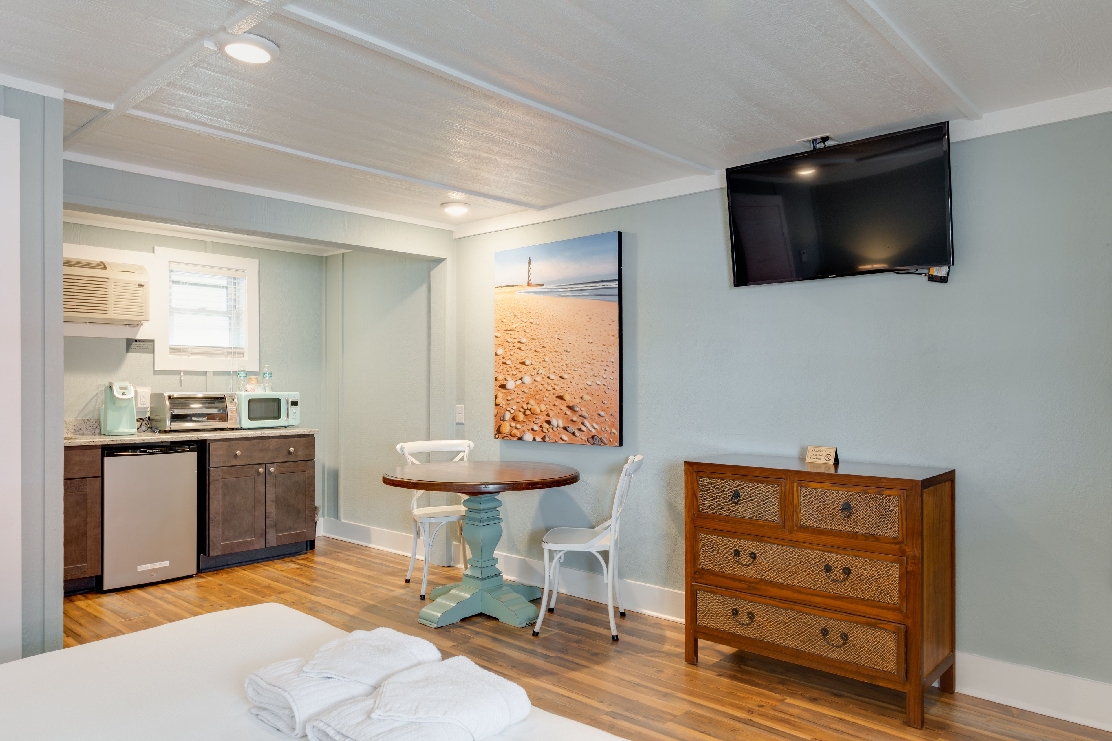 deluxe room, 1 king bed | living area | smart tv