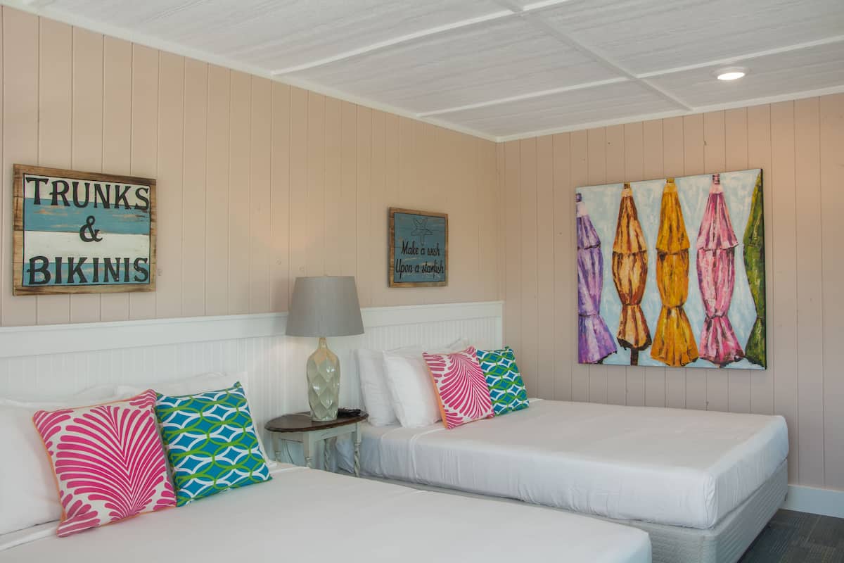 Habitación estándar, 2 camas Queen size | Wifi gratis y ropa de cama