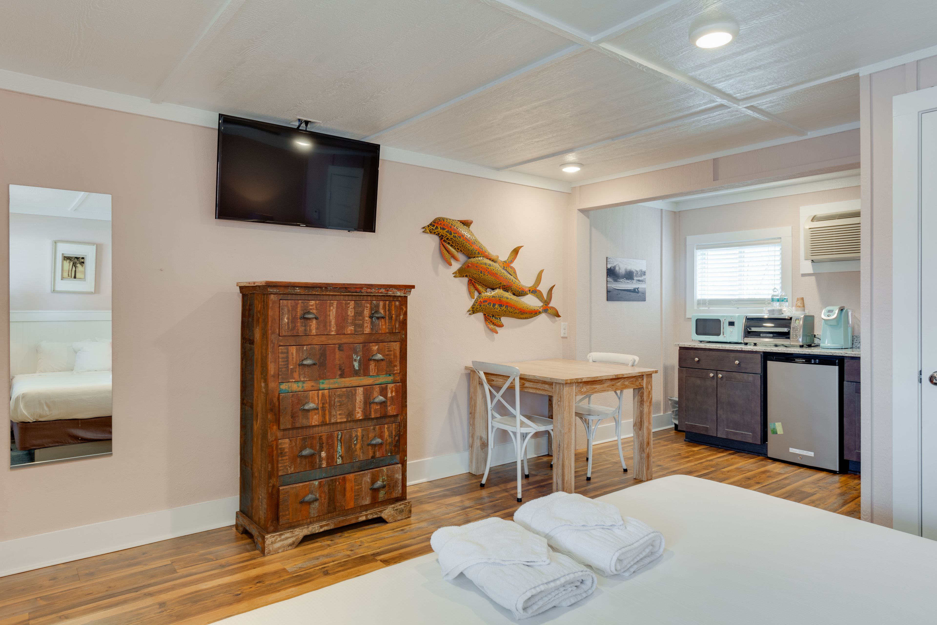 deluxe room, 1 king bed | free wifi, bed sheets