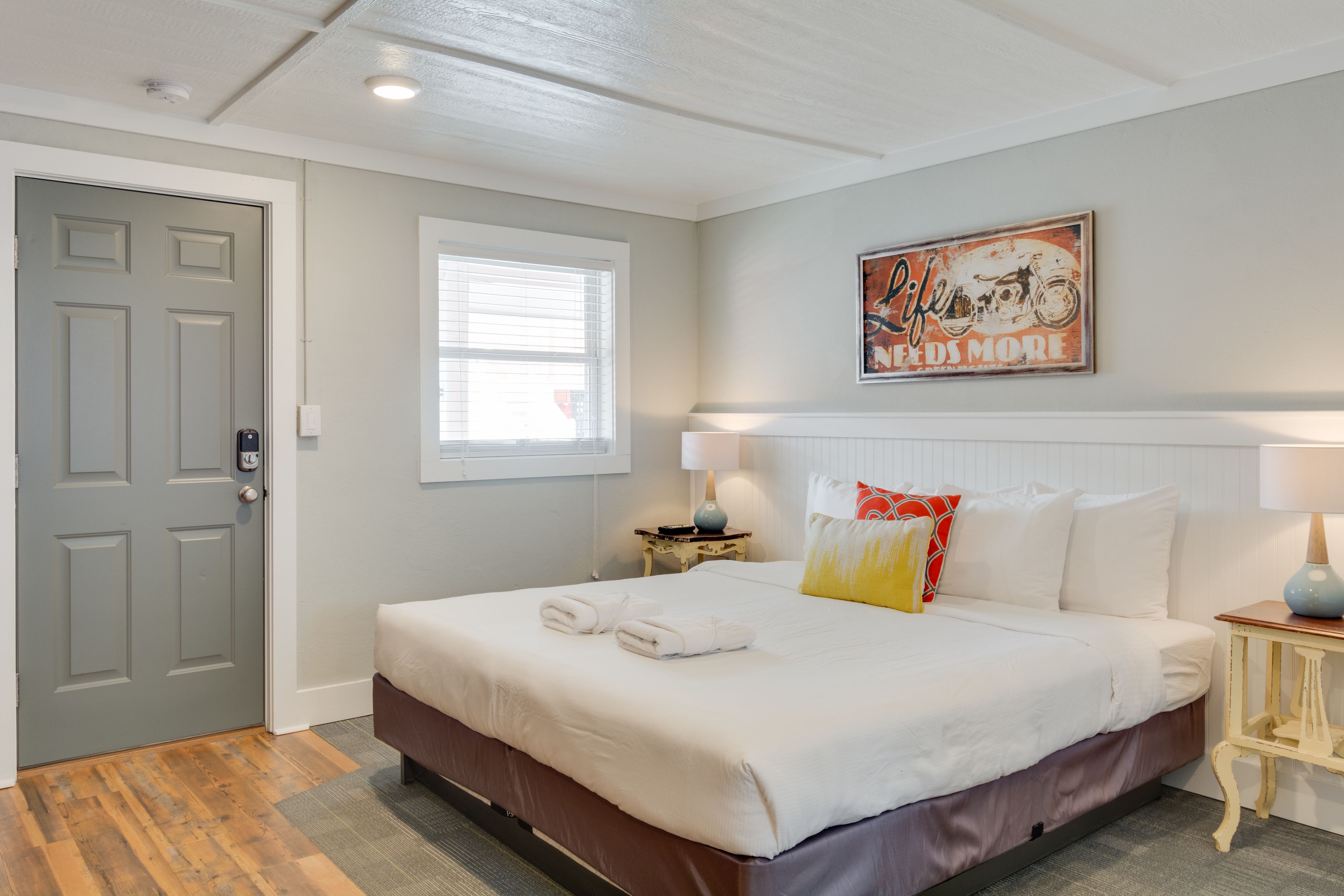 Deluxe Room, 1 King Bed | Free WiFi, bed sheets