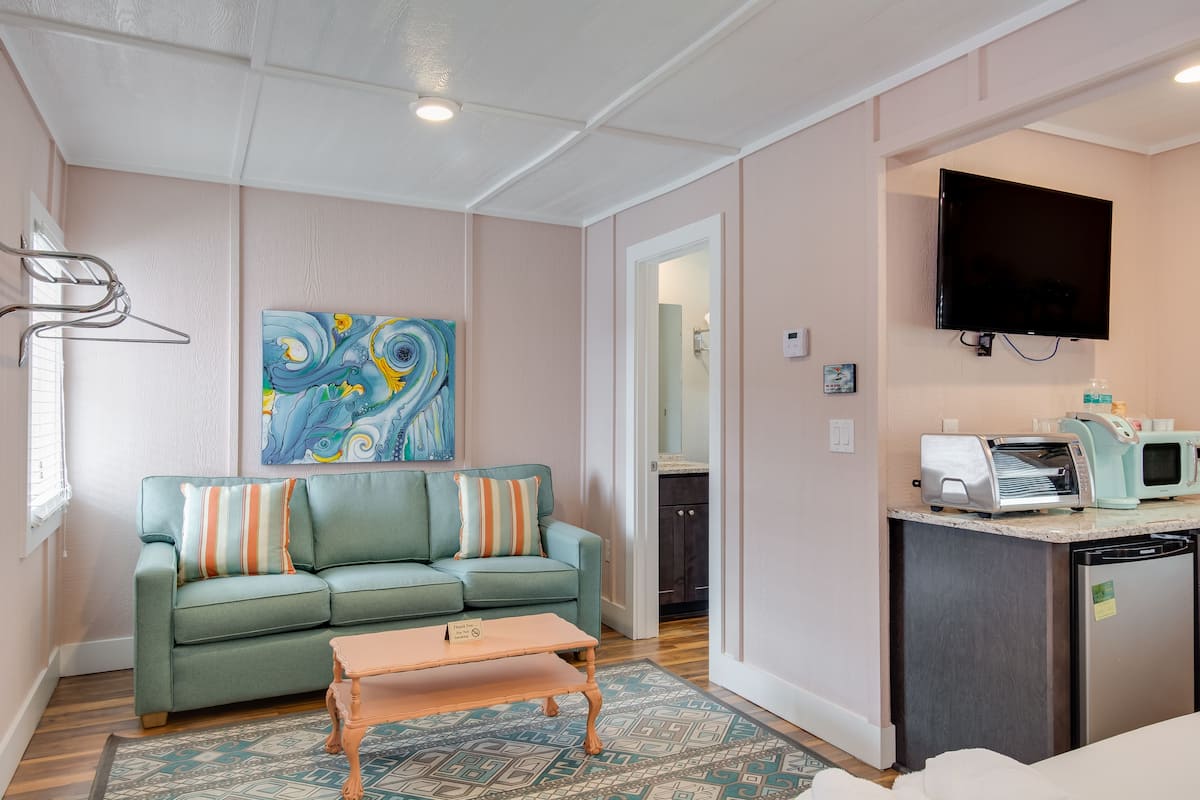 standard room, 1 king bed | free wifi, bed sheets