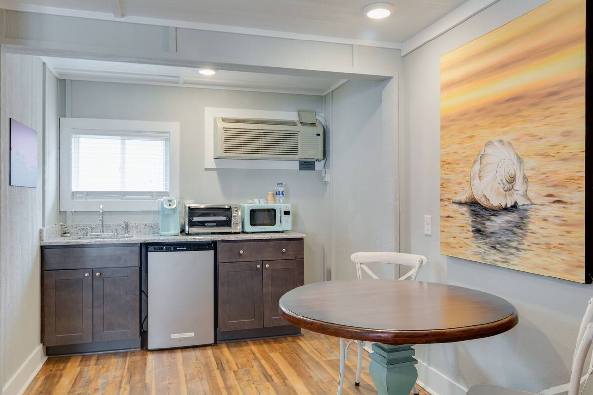 deluxe room, 1 king bed | free wifi, bed sheets