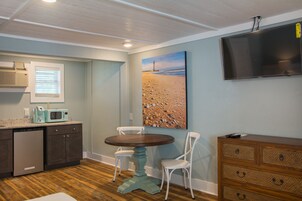 Deluxe Room, 1 King Bed | Room amenity