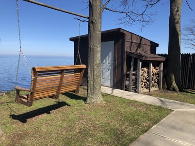 Lakeside Bliss: Serene Retreat on Lake Ontario, Near the Renowned Salmon River
