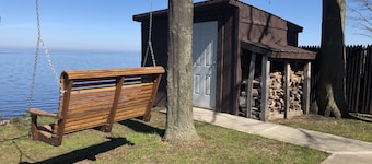 Lakeside Bliss: Serene Retreat on Lake Ontario, Near the Renowned Salmon River