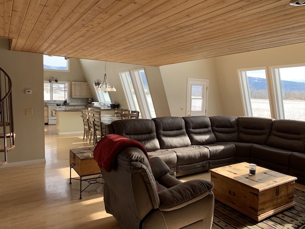 Smart TV, fireplace, Hulu, DVD player