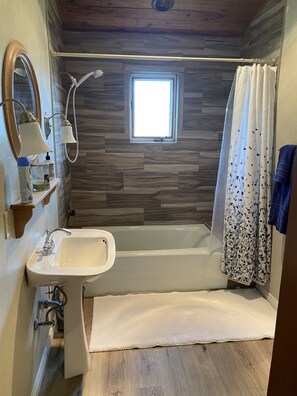 Combined shower/tub, jetted tub, hair dryer, towels