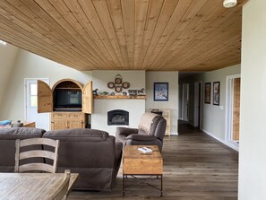 Smart TV, fireplace, Hulu, DVD player