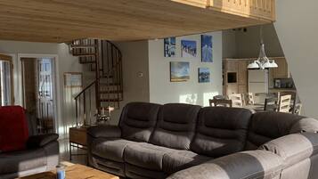 Smart TV, fireplace, Hulu, DVD player