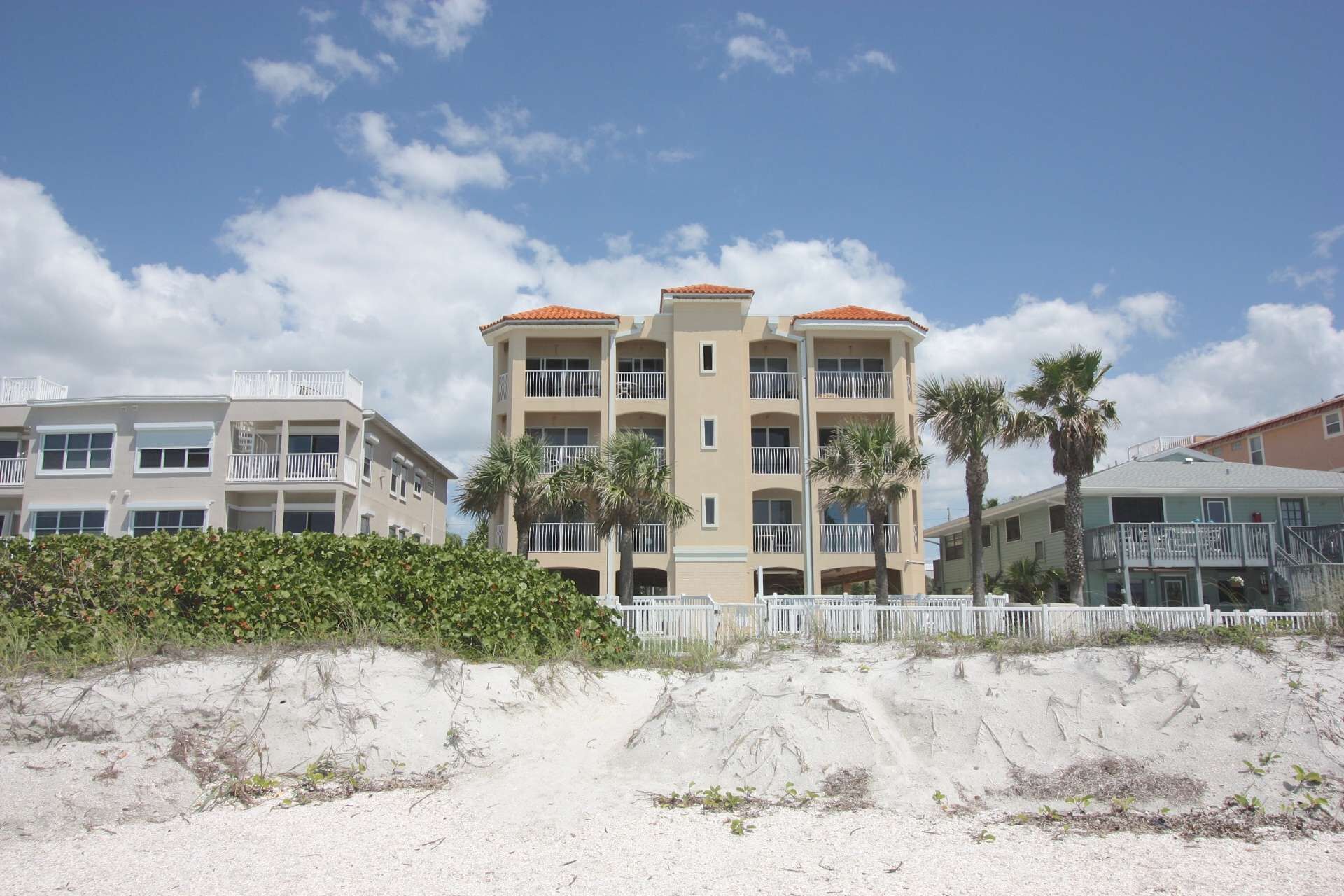 Spacious Beachside Bi-level, Sleeps 10! Free Wi-Fi & Cable, Pool, BBQ, Parking, W/D ~ Sun & Sea C300