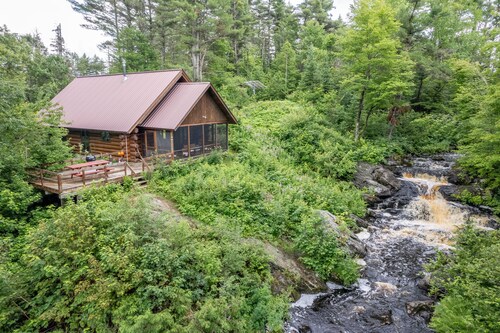 TIOGA FALLS CABIN: Erittäin eristäytynyt! Vesiputouksia! 80 eekkeriä, lemmikit tervetulleita!