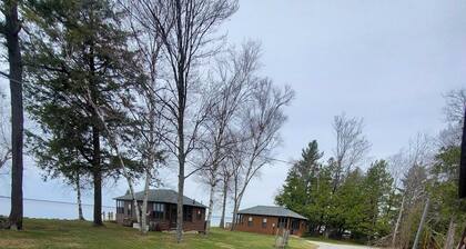 Indian Lake Lodge: Autumn Bliss – Crisp Air, Colorful Leaves & Cozy Comfort