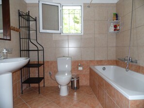 Combined shower/bathtub, hair dryer, towels, soap