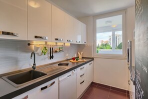 Kühlschrank, Mikrowelle, Ofen, Herdplatte