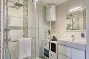 Shower, hair dryer, towels - NEW! Apartment Alley near Bus Station (Pula)