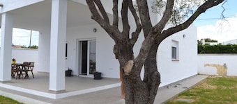 Villa a Los Caños de Meca di 600m2 trama vicino al campo e alla spiaggia.