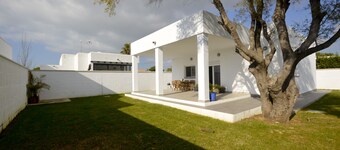 Villa in Los Caños de Meca of 600m2 plot next to the field and the beach.