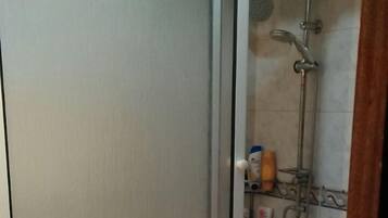 Appartement, 3 chambres | Douche de la salle de bain