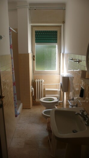 Baignoire, bidet, serviettes fournies