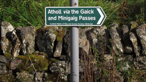 A directional signpost with multiple route indications. - Pet-friendly holiday home in the quiet hamlet of Drumguish (Kingussie)