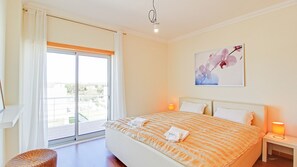 4 bedrooms, iron/ironing board, free WiFi, bed sheets