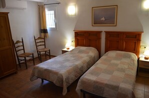 4 Schlafzimmer, Zimmersafe, Schreibtisch, Bügeleisen/Bügelbrett