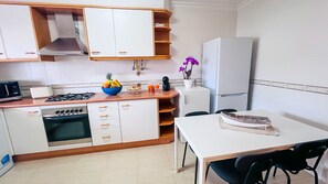 Kylskåp, mikrovågsugn, ugn och diskmaskin