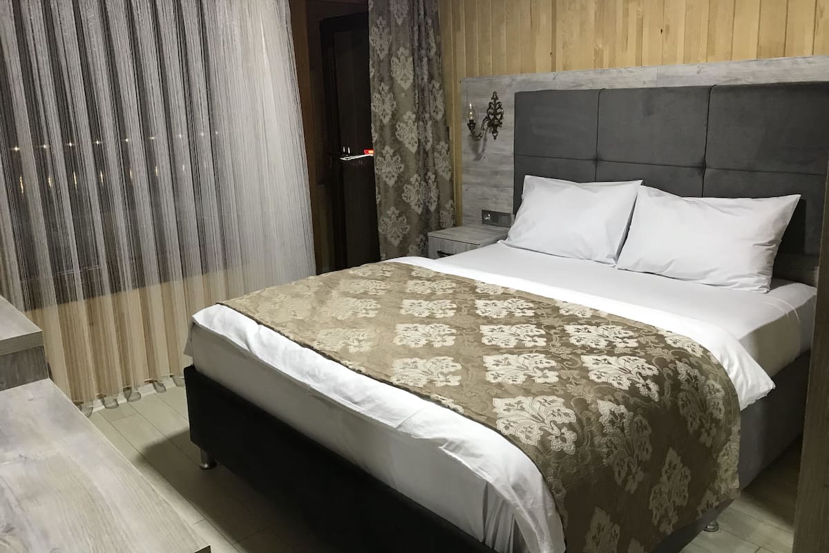 Chambre Double, 1 lit double, fumeurs, vue lac | Literie hypoallergénique, Wi-Fi gratuit, draps fournis