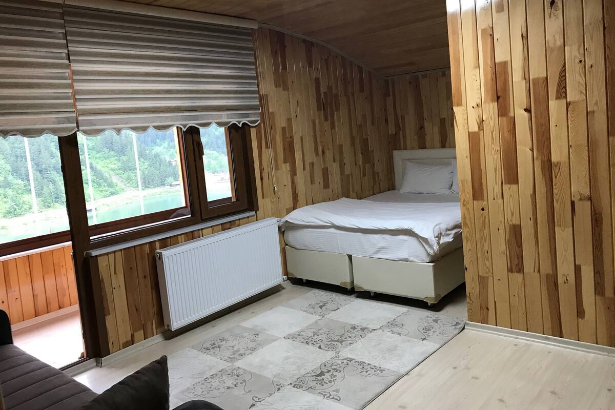 Chambre Triple, vue lac | Literie hypoallergénique, Wi-Fi gratuit, draps fournis