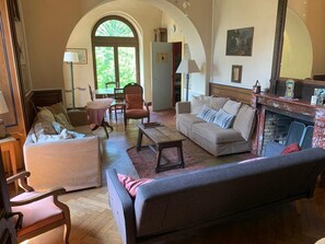 Fernseher, Kamin, DVD-Player, Tischtennisplatte