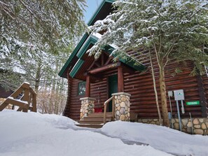 Exterior - 2 Bedroom with an enclosed LOFT! Plus, a Newly Installed Hot Tub! Sleeps 8 (Boyne Falls)