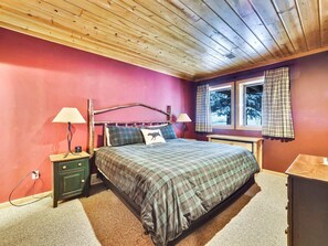 3 bedrooms, iron/ironing board, free WiFi, bed sheets - 2 Bedroom with an enclosed LOFT! Plus, a Newly Installed Hot Tub! Sleeps 8 (Boyne Falls)