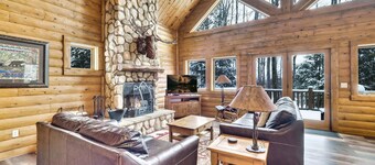 2 Bedroom with an enclosed LOFT! Plus, a Newly Installed Hot Tub! Sleeps 8