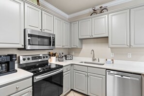 ثلاجة، ميكروويف، فرن، موقد طهي مسطح