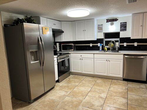 PIRATES COVE - Bikes, Kayaks, Outdoor Grill, Boat Dock, and more included......