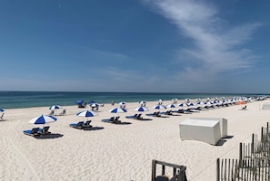 Na praia, espreguiçadeiras
