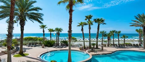 Alberca al aire libre y alberca climatizada