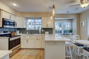 Een koelkast, een magnetron, een oven, een kookplaat