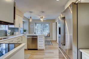 Een koelkast, een magnetron, een oven, een kookplaat