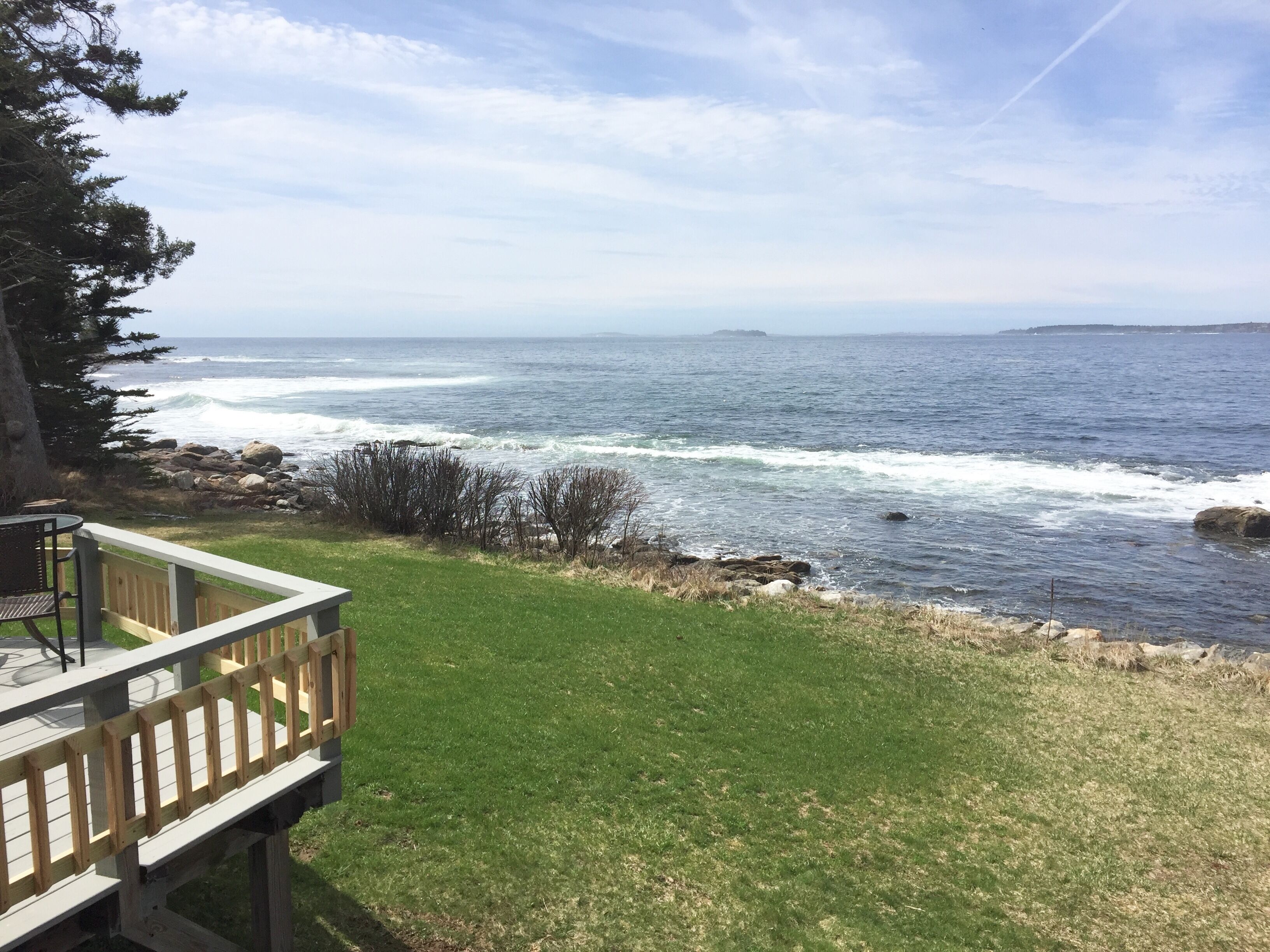 Eine Terrasse mit Blick auf den Ozean.