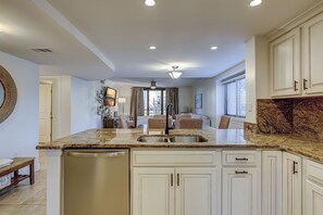 Interior - 6106 Island Club - Serene Lagoon Views. (Hilton Head Island)